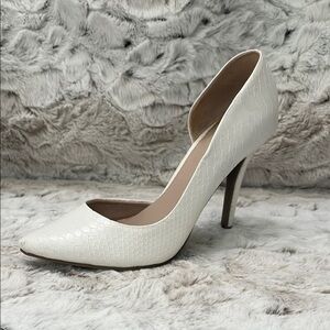 Juicy Couture White Stiletto Heel (SINGLE SHOE) with Ornate Pattern. Size 8